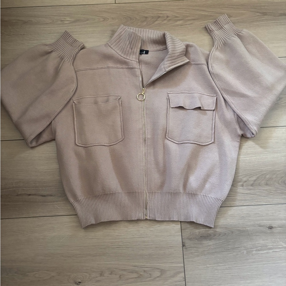 Elegant Beige Cardigan with Zipper